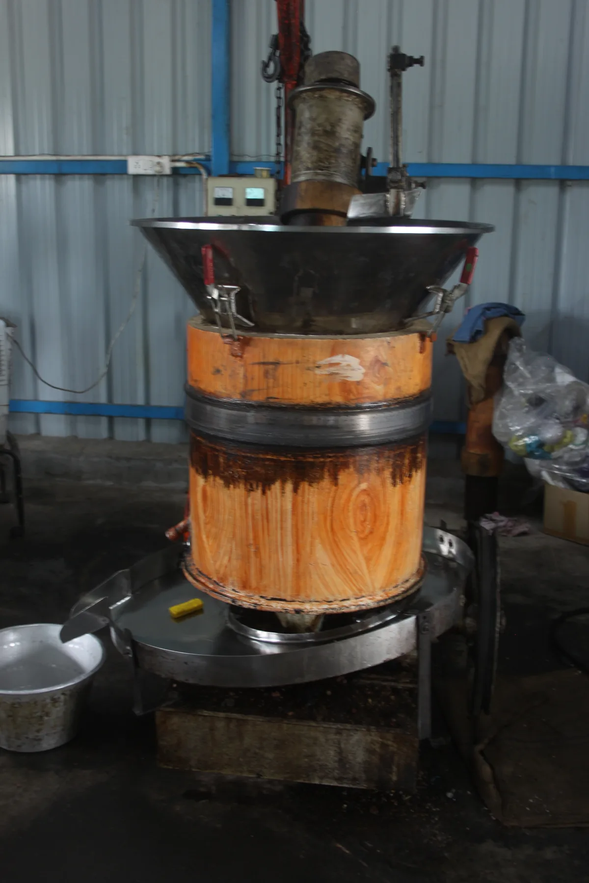Wooden churn for oil extraction